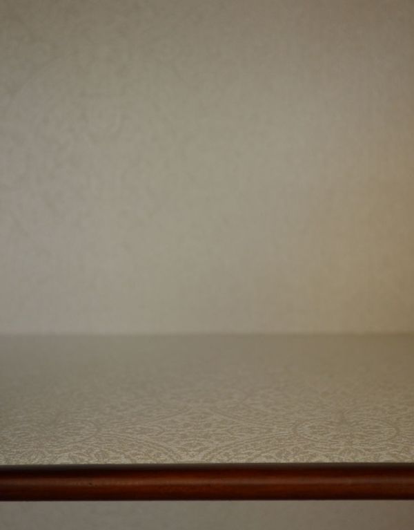 アンティークのキャビネット　アンティーク家具　上品なアンティークの英国家具、女性らしいガラスキャビネット（ショーケース）。柄物の食器やお気に入りのアイテムが引き立つようにシンプルな生地に新しく張り替えています。(q-496-f)