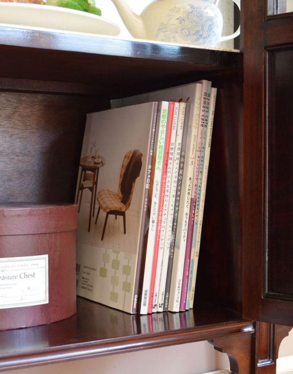 アンティークのキャビネット　アンティーク家具　上品なアンティークの英国家具、女性らしいガラスキャビネット（ショーケース）。下の棚には見せたくない日用品などを収納してくださいね。(q-496-f)