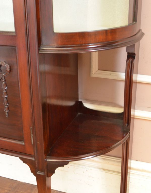 アンティークのキャビネット　アンティーク家具　上品なアンティークの英国家具、女性らしいガラスキャビネット（ショーケース）。両サイドにオープンの飾り棚があります。(q-496-f)