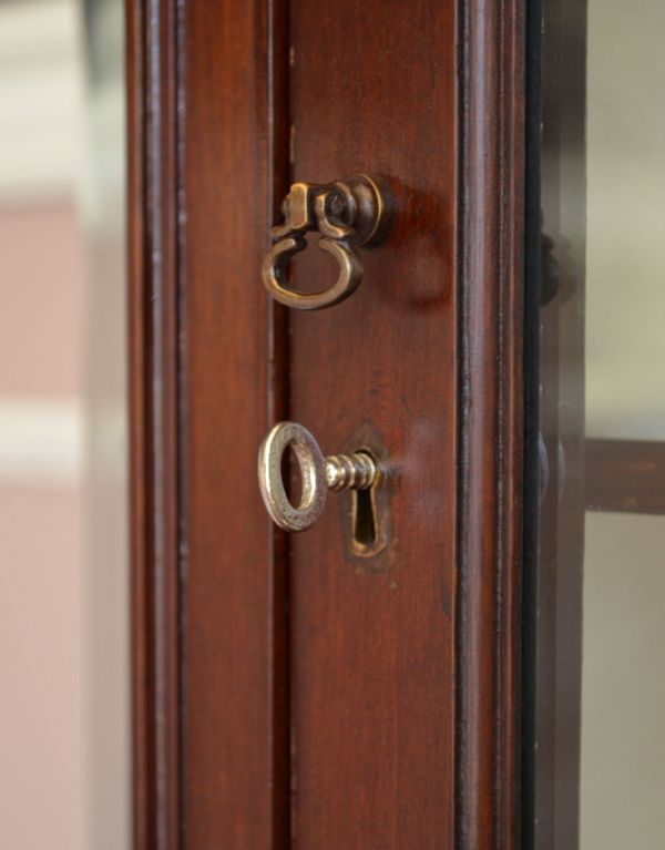 アンティークのキャビネット　アンティーク家具　上品なアンティークの英国家具、女性らしいガラスキャビネット（ショーケース）。アンティークらしい小さな取っ手があります。(q-496-f)