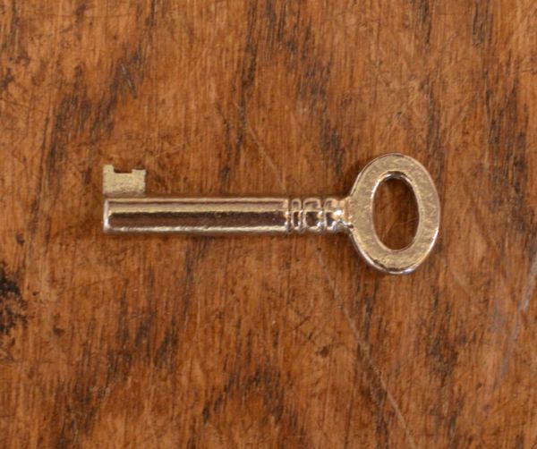 アンティークのキャビネット　アンティーク家具　上品なアンティークの英国家具、女性らしいガラスキャビネット（ショーケース）。アンティークの可愛い鍵です。(q-496-f)