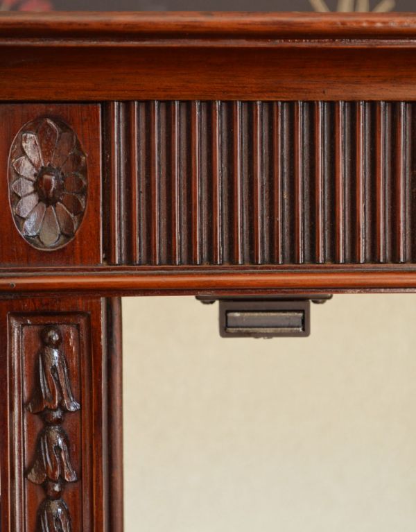 アンティークのキャビネット　アンティーク家具　上品なアンティークの英国家具、女性らしいガラスキャビネット（ショーケース）。扉にはマグネットが付いているので、開け閉めがスムーズです。(q-496-f)