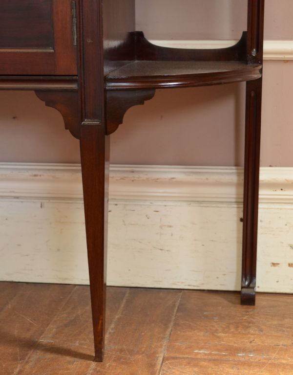 アンティークのキャビネット　アンティーク家具　上品なアンティークの英国家具、女性らしいガラスキャビネット（ショーケース）。きちんと支えます。(q-496-f)