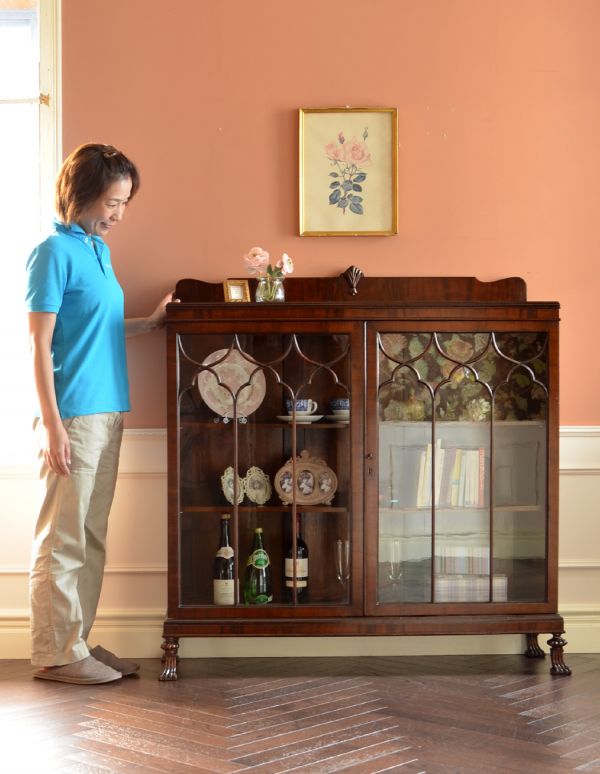 アンティークのキャビネット　アンティーク家具　大きなガラス扉の英国アンティーク家具、ガラスキャビネット（ブックケース）。ショーケースのように、お気に入りの雑貨や食器を並べてみましょう。(q-497-f)