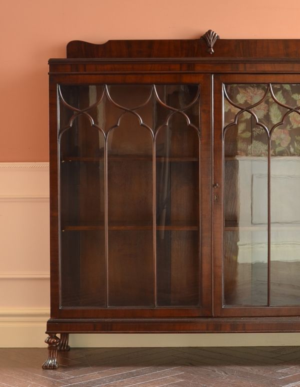 アンティークのキャビネット　アンティーク家具　大きなガラス扉の英国アンティーク家具、ガラスキャビネット（ブックケース）。幅が広くて、存在感と迫力があります。(q-497-f)
