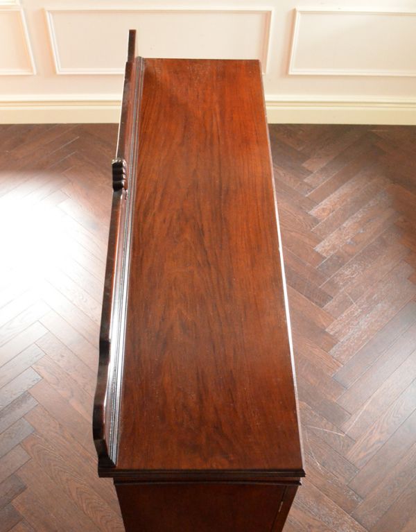 アンティークのキャビネット　アンティーク家具　大きなガラス扉の英国アンティーク家具、ガラスキャビネット（ブックケース）。天板もピカピカにお直ししました。(q-497-f)