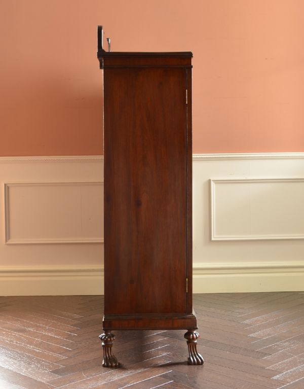 アンティークのキャビネット　アンティーク家具　大きなガラス扉の英国アンティーク家具、ガラスキャビネット（ブックケース）。サイドから見ても美しいです！しっかり作られているので、安心してお使いいただけます。(q-497-f)