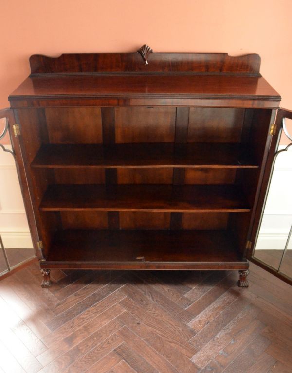 アンティークのキャビネット　アンティーク家具　大きなガラス扉の英国アンティーク家具、ガラスキャビネット（ブックケース）。中も美しい状態です。(q-497-f)