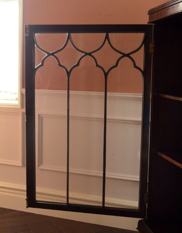 アンティークのキャビネット　アンティーク家具　大きなガラス扉の英国アンティーク家具、ガラスキャビネット（ブックケース）。ガラス扉ももちろんアンティーク。(q-497-f)