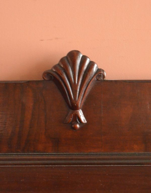 アンティークのキャビネット　アンティーク家具　大きなガラス扉の英国アンティーク家具、ガラスキャビネット（ブックケース）。トップのカッティングがさりげない飾りになっています。(q-497-f)