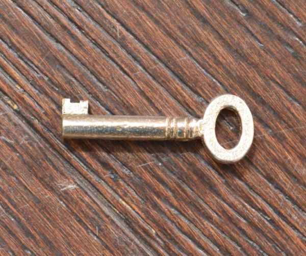 アンティークのキャビネット　アンティーク家具　大きなガラス扉の英国アンティーク家具、ガラスキャビネット（ブックケース）。アンティークの鍵をいっしょにお届けします。(q-497-f)