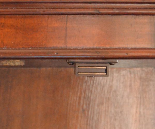 アンティークのキャビネット　アンティーク家具　大きなガラス扉の英国アンティーク家具、ガラスキャビネット（ブックケース）。扉にはマグネットが付いているので、開け閉めがスムーズです。(q-497-f)