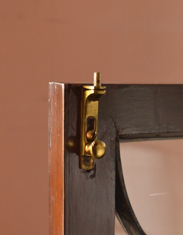 アンティークのキャビネット　アンティーク家具　大きなガラス扉の英国アンティーク家具、ガラスキャビネット（ブックケース）。扉内には、ドアストッパーが付いています。(q-497-f)