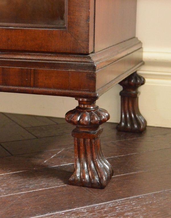 アンティークのキャビネット　アンティーク家具　大きなガラス扉の英国アンティーク家具、ガラスキャビネット（ブックケース）。きちんと支えます。(q-497-f)