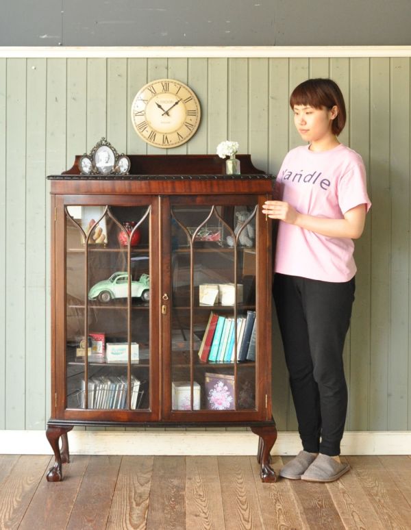アンティークのキャビネット アンティーク家具 英国スタイルのアンティーク家具、ガラス扉のブックケース(ガラスキャビネット)。本棚としてはもちろん、グラスや食器を並べて飾り棚としても素敵ですよ。(q-498-f)