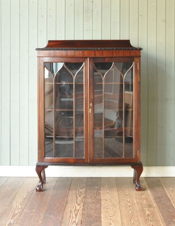 アンティークのキャビネット アンティーク家具 英国スタイルのアンティーク家具、ガラス扉のブックケース(ガラスキャビネット)。アンティークのガラスがキレイにはめ込んであります。(q-498-f)