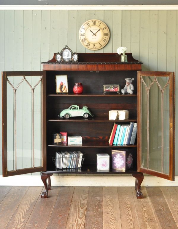 アンティークのキャビネット アンティーク家具 英国スタイルのアンティーク家具、ガラス扉のブックケース(ガラスキャビネット)。両開きで出し入れもしやすいですよ。(q-498-f)