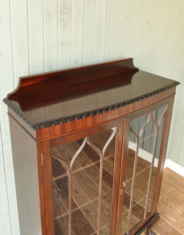 アンティークのキャビネット アンティーク家具 英国スタイルのアンティーク家具、ガラス扉のブックケース(ガラスキャビネット)。天板もキレイな状態で仕上げてあります。(q-498-f)