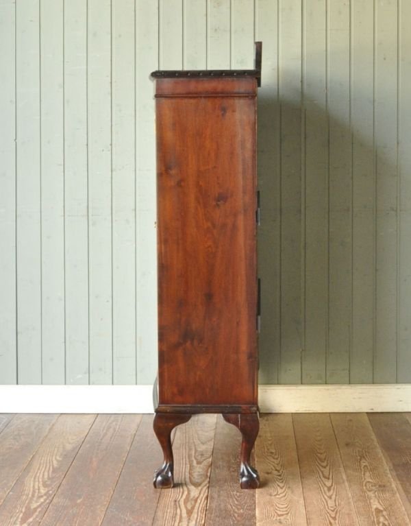 アンティークのキャビネット アンティーク家具 英国スタイルのアンティーク家具、ガラス扉のブックケース(ガラスキャビネット)。横から見てもピカピカです。(q-498-f)