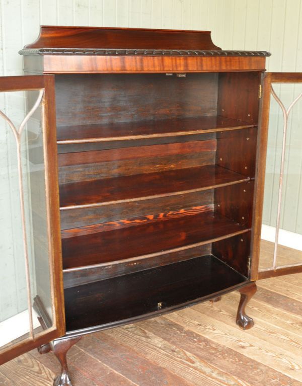 アンティークのキャビネット アンティーク家具 英国スタイルのアンティーク家具、ガラス扉のブックケース(ガラスキャビネット)。内側も茶色なので落ち着きがあってかっこいいです。(q-498-f)