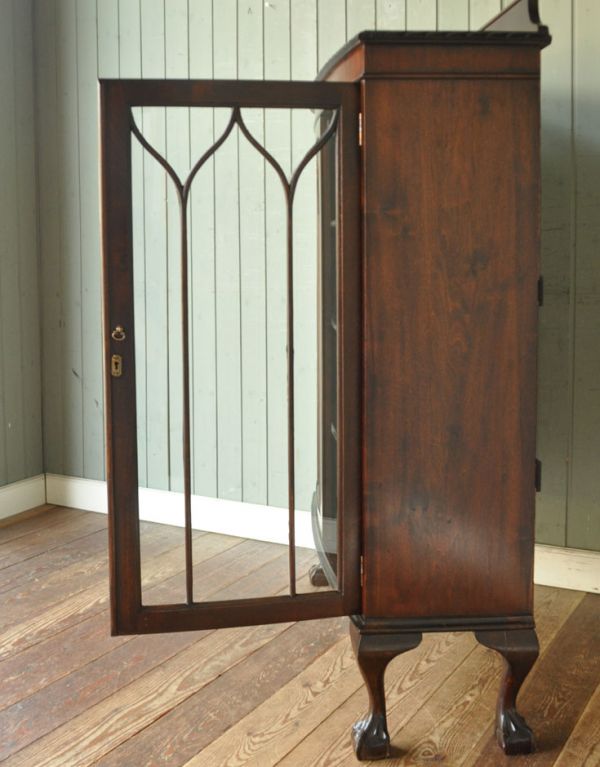アンティークのキャビネット アンティーク家具 英国スタイルのアンティーク家具、ガラス扉のブックケース(ガラスキャビネット)。木の装飾が上品なアクセントになっています。(q-498-f)