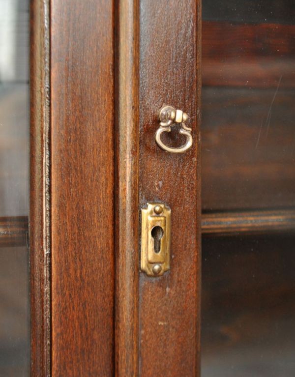 アンティークのキャビネット アンティーク家具 英国スタイルのアンティーク家具、ガラス扉のブックケース(ガラスキャビネット)。小さな取っ手が付いています。(q-498-f)