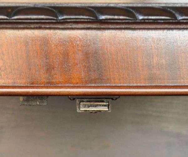 アンティークのキャビネット アンティーク家具 英国スタイルのアンティーク家具、ガラス扉のブックケース(ガラスキャビネット)。マグネットが付いているので開け閉めはスムーズです。(q-498-f)