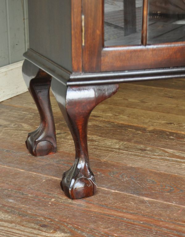 アンティークのキャビネット アンティーク家具 英国スタイルのアンティーク家具、ガラス扉のブックケース(ガラスキャビネット)。しっかりとした安定感があります。(q-498-f)