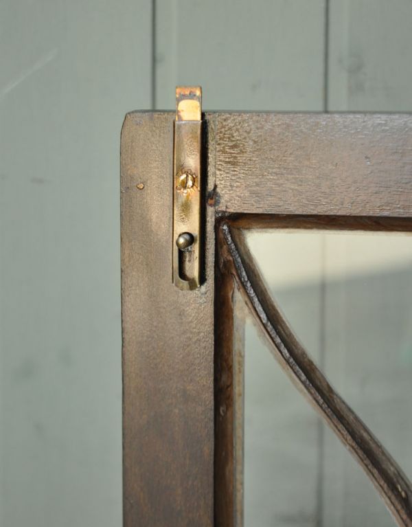 アンティークのキャビネット アンティーク家具 英国スタイルのアンティーク家具、ガラス扉のブックケース(ガラスキャビネット)。扉を留めるためのストッパーも当時のものです。(q-498-f)