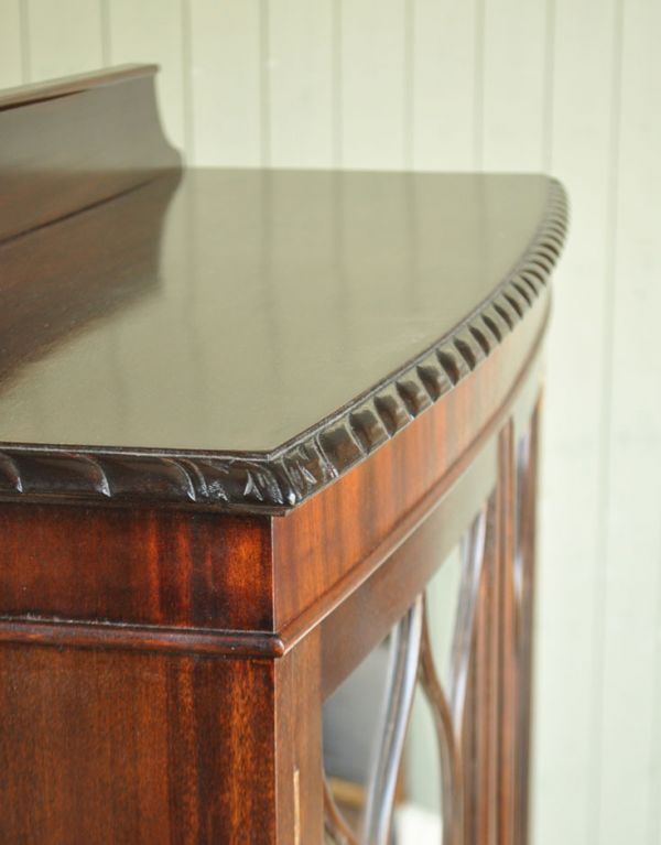 アンティークのキャビネット アンティーク家具 英国スタイルのアンティーク家具、ガラス扉のブックケース(ガラスキャビネット)。隅々まで細やかな装飾が施されています。(q-498-f)