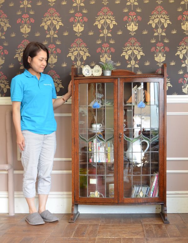 アンティークのキャビネット　アンティーク家具　美しいステンドグラスの扉、英国アンティーク家具のブックケース（本棚）。本棚としてはもちろん、グラスや食器を並べて飾り棚としても素敵ですよ。(q-499-f)