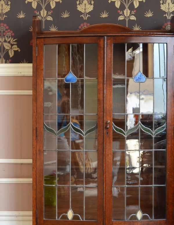 アンティークのキャビネット　アンティーク家具　美しいステンドグラスの扉、英国アンティーク家具のブックケース（本棚）。アンティークのガラスがキレイにはめ込んであります。(q-499-f)
