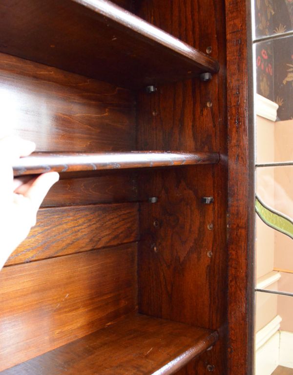 アンティークのキャビネット　アンティーク家具　美しいステンドグラスの扉、英国アンティーク家具のブックケース（本棚）。ガラス戸内の棚板は、取り外すことも可能です。(q-499-f)