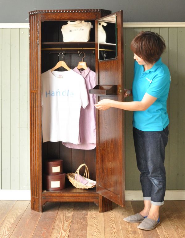 アンティークのキャビネット　アンティーク家具　英国紳士のアンティーク家具、お洋服がキレイに掛けられるワードローブ。仕切りがあるので、バッグや靴を整頓できます。(q-502-f)
