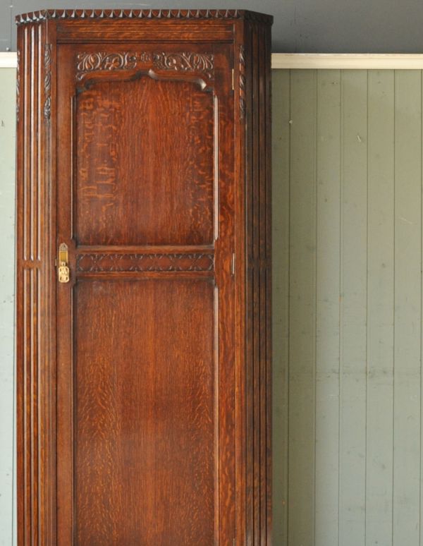 アンティークのキャビネット　アンティーク家具　英国紳士のアンティーク家具、お洋服がキレイに掛けられるワードローブ。このように立体的に細かく彫られています。(q-502-f)