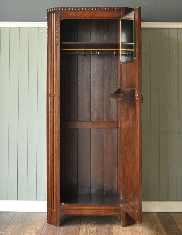 アンティークのキャビネット　アンティーク家具　英国紳士のアンティーク家具、お洋服がキレイに掛けられるワードローブ。中もキレイにお直ししてありますので、何でも入れていただけます。(q-502-f)