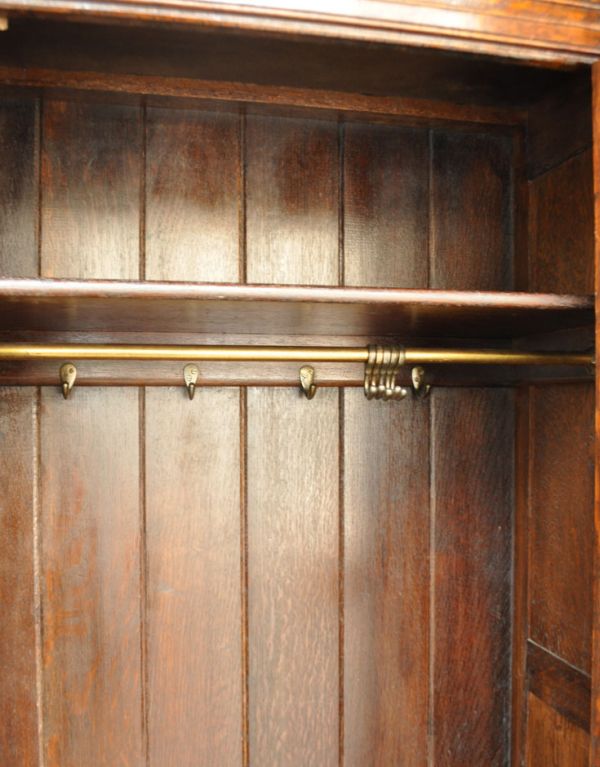 アンティークのキャビネット　アンティーク家具　英国紳士のアンティーク家具、お洋服がキレイに掛けられるワードローブ。ハンガー掛けはこのようになっています。(q-502-f)