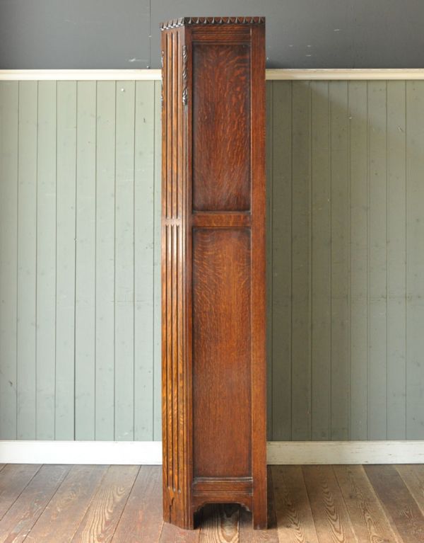 アンティークのキャビネット　アンティーク家具　英国紳士のアンティーク家具、お洋服がキレイに掛けられるワードローブ。横から見てもピカピカです。(q-502-f)