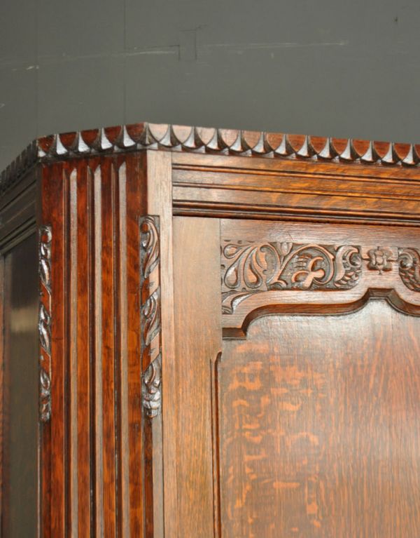 アンティークのキャビネット　アンティーク家具　英国紳士のアンティーク家具、お洋服がキレイに掛けられるワードローブ。角のワンポイントの装飾がとってもステキ！英国の家具らしい重厚感があります。(q-502-f)