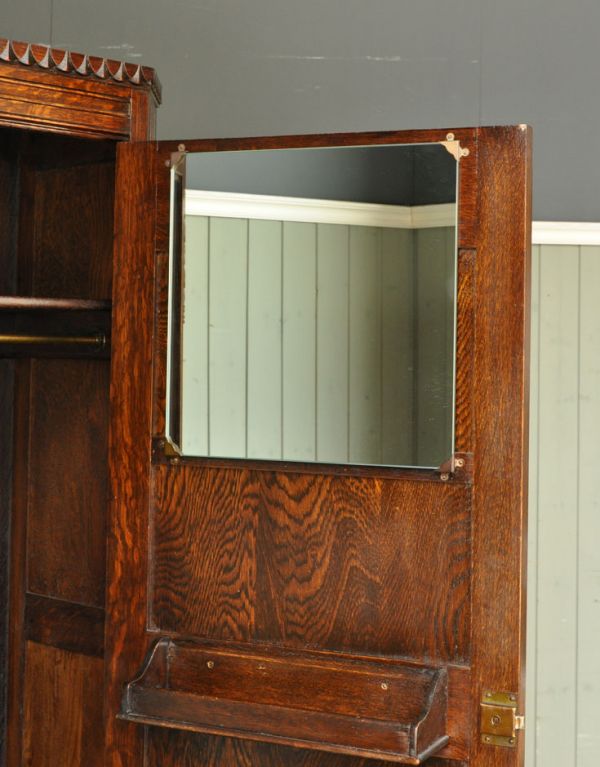アンティークのキャビネット　アンティーク家具　英国紳士のアンティーク家具、お洋服がキレイに掛けられるワードローブ。扉を開くと、四角のミラーがあります。(q-502-f)
