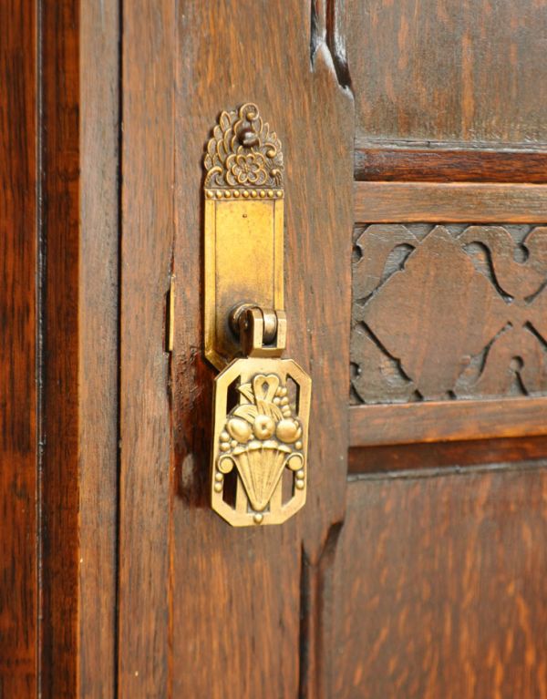 アンティークのキャビネット　アンティーク家具　英国紳士のアンティーク家具、お洋服がキレイに掛けられるワードローブ。お花がモチーフのドロップ形の取っ手です。(q-502-f)