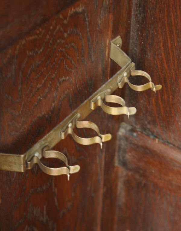 アンティークのキャビネット　アンティーク家具　英国紳士のアンティーク家具、お洋服がキレイに掛けられるワードローブ。サイドにステッキ用のリングが残っています。(q-502-f)