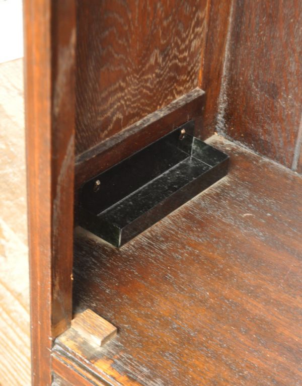 アンティークのキャビネット　アンティーク家具　英国紳士のアンティーク家具、お洋服がキレイに掛けられるワードローブ。下にはステッキの受け皿があります。(q-502-f)