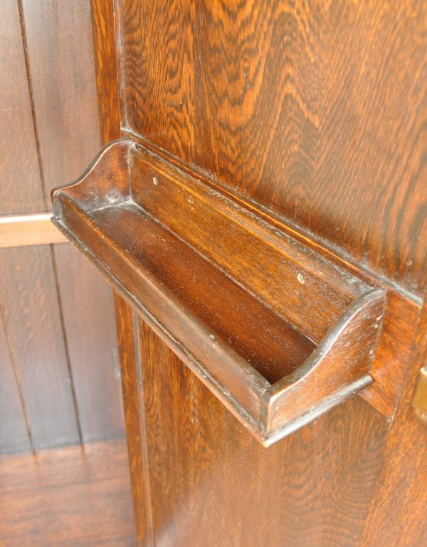 アンティークのキャビネット　アンティーク家具　英国紳士のアンティーク家具、お洋服がキレイに掛けられるワードローブ。扉の内側に小物置きがあります。(q-502-f)