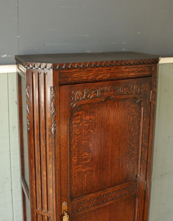 アンティークのキャビネット　アンティーク家具　英国紳士のアンティーク家具、お洋服がキレイに掛けられるワードローブ。天板です。(q-502-f)