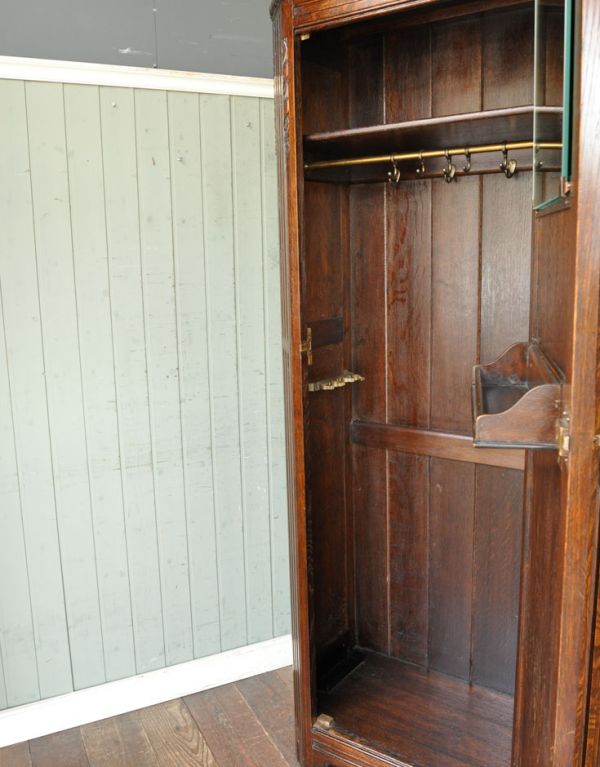 アンティークのキャビネット　アンティーク家具　英国紳士のアンティーク家具、お洋服がキレイに掛けられるワードローブ。内側も木製です。(q-502-f)