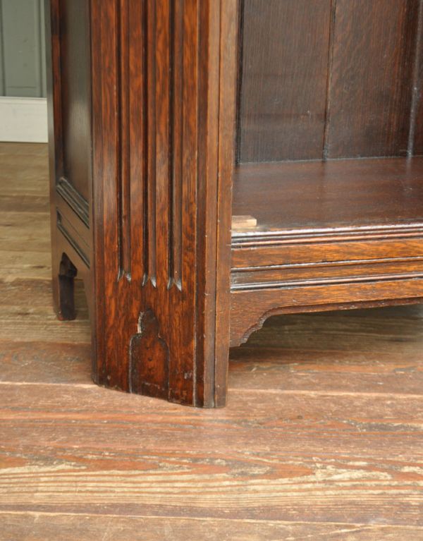 アンティークのキャビネット　アンティーク家具　英国紳士のアンティーク家具、お洋服がキレイに掛けられるワードローブ。安定感のある脚がしっかり支えます。(q-502-f)