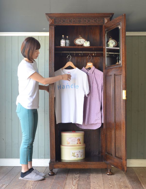 アンティークのキャビネット　アンティーク家具　英国らしい紳士のアンティーク家具、お洒落なワードローブ。仕切りがあるので、バッグや靴を整頓できます。(q-503-f)