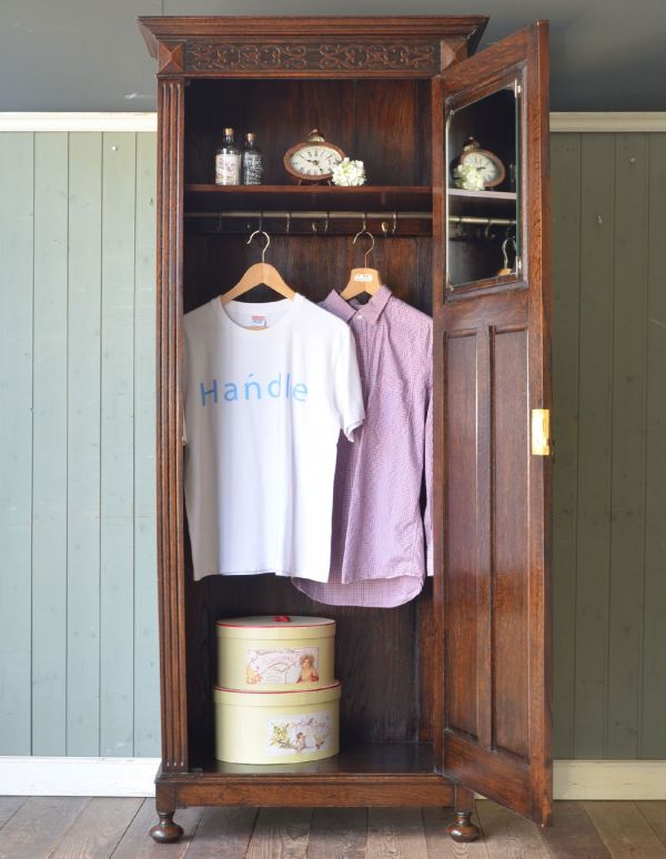 アンティークのキャビネット　アンティーク家具　英国らしい紳士のアンティーク家具、お洒落なワードローブ。中もキレイにお直ししてありますので、何でも入れていただけます。(q-503-f)