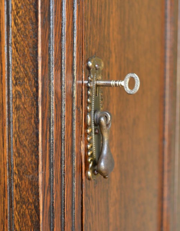 アンティークのキャビネット　アンティーク家具　英国らしい紳士のアンティーク家具、お洒落なワードローブ。アンティークの鍵穴があります。(q-503-f)